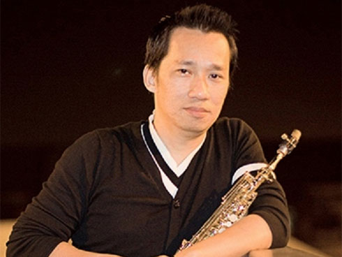 Không nhận ra nhạc sĩ Xuân Hiếu thư sinh ngày nào với hình ảnh đầu trọc lốc, da sạm màu vì xạ trị ung thư-5