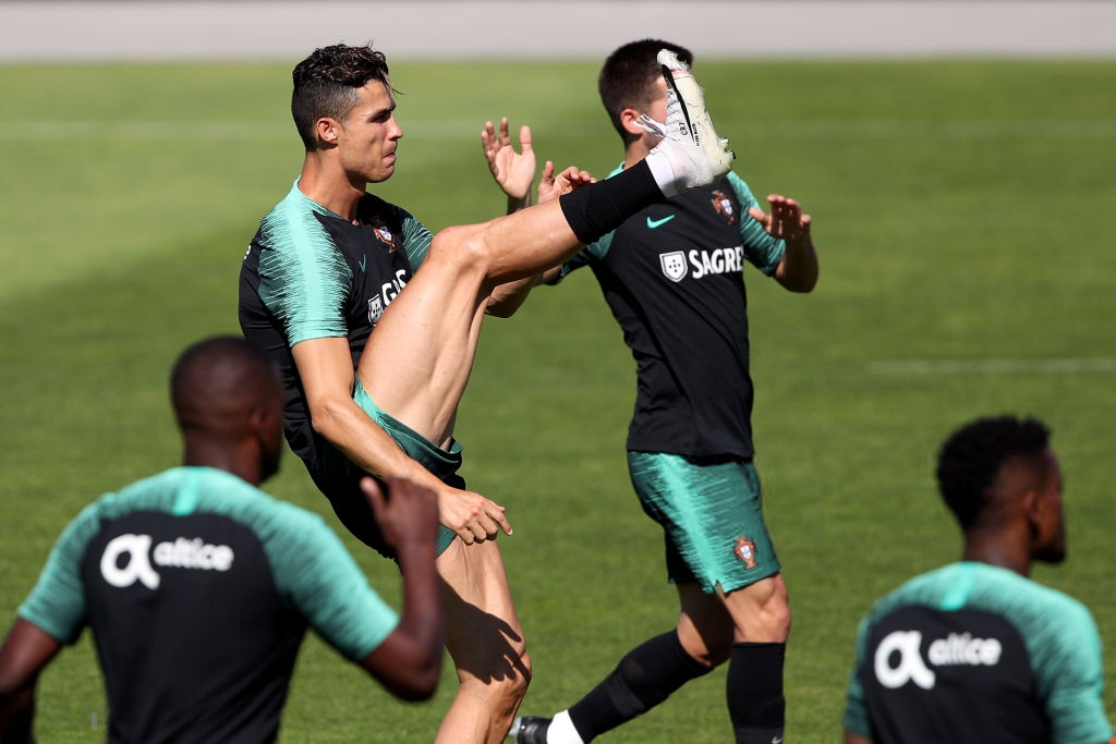 Bồ Đào Nha tập trung chuẩn bị bán kết Nations League: Chẳng gì chiếm spotlight tốt bằng cặp giò vĩ đại của Cristiano Ronaldo-3