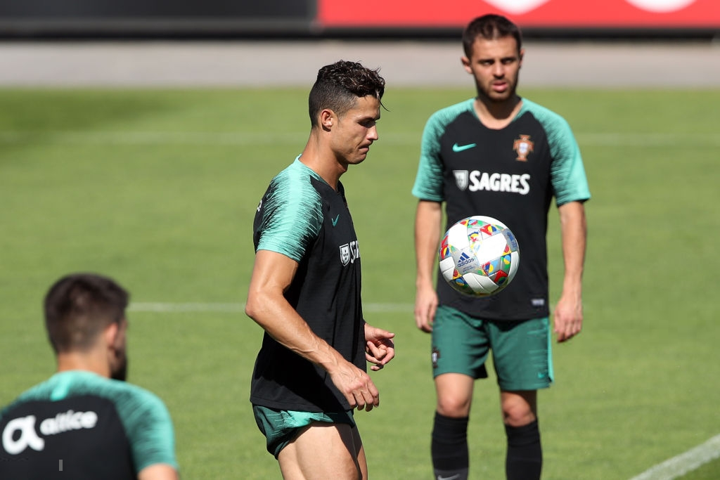 Bồ Đào Nha tập trung chuẩn bị bán kết Nations League: Chẳng gì chiếm spotlight tốt bằng cặp giò vĩ đại của Cristiano Ronaldo-2