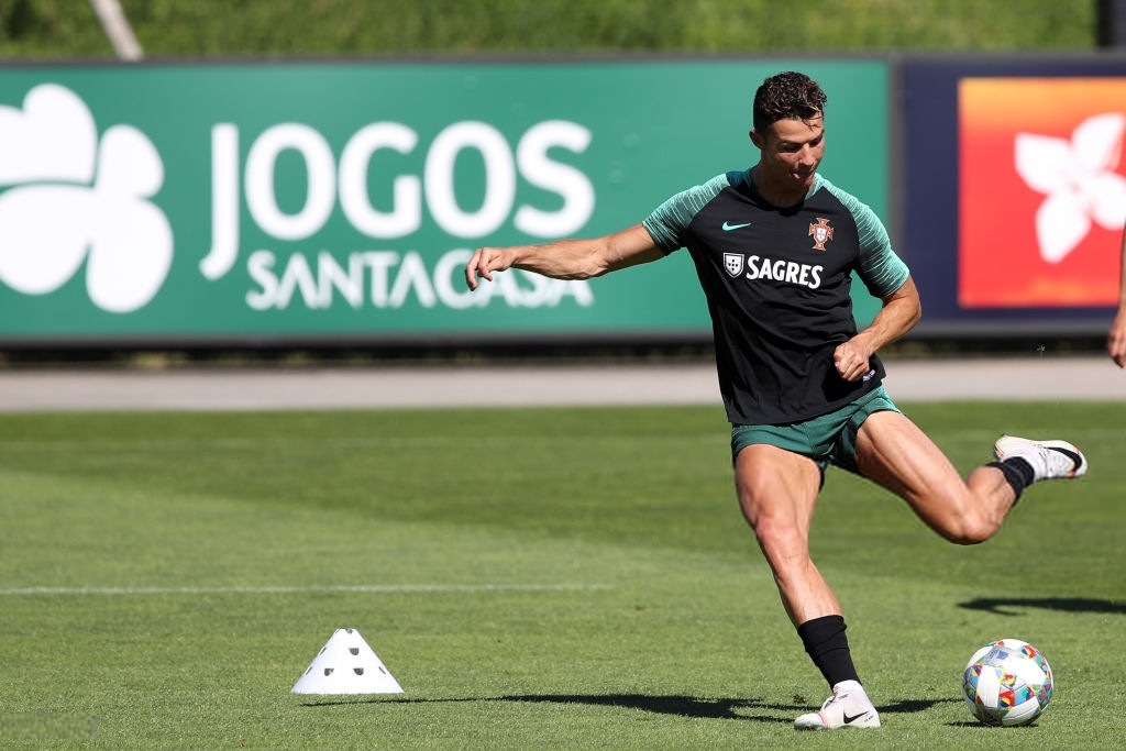Bồ Đào Nha tập trung chuẩn bị bán kết Nations League: Chẳng gì chiếm spotlight tốt bằng cặp giò vĩ đại của Cristiano Ronaldo-7