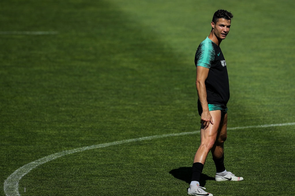 Bồ Đào Nha tập trung chuẩn bị bán kết Nations League: Chẳng gì chiếm spotlight tốt bằng cặp giò vĩ đại của Cristiano Ronaldo-8