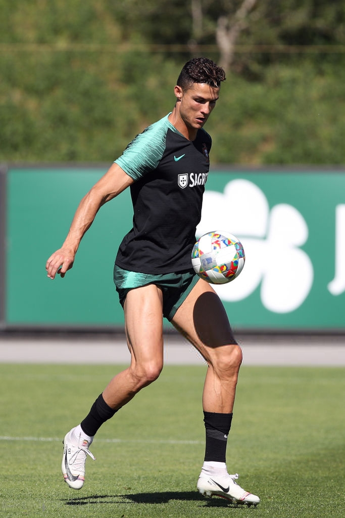 Bồ Đào Nha tập trung chuẩn bị bán kết Nations League: Chẳng gì chiếm spotlight tốt bằng cặp giò vĩ đại của Cristiano Ronaldo-5