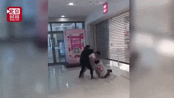 Đoạn clip hỗn chiến tại cửa hàng Uniqlo gây sốt MXH, tưởng là bạo loạn nhưng hóa ra chỉ vì lý do này-2