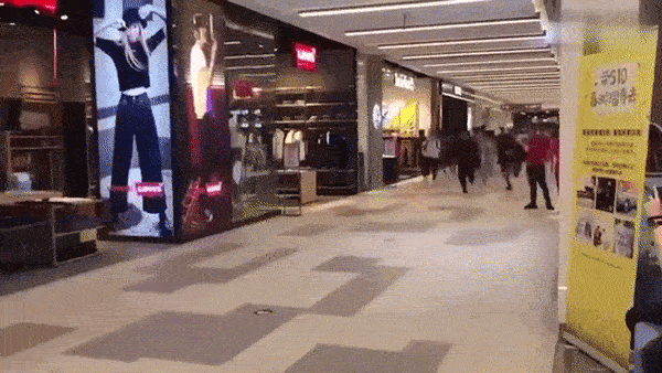 Đoạn clip hỗn chiến tại cửa hàng Uniqlo gây sốt MXH, tưởng là bạo loạn nhưng hóa ra chỉ vì lý do này-4