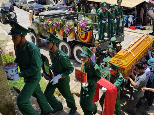 Clip: Nam thanh niên dừng xe, thản nhiên chích ma túy rồi vứt kim tiêm giữa đường đông người qua lại-4