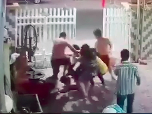 Cãi nhau vì dựng xe ở cổng chợ, dùng dao đâm chết bảo vệ-2