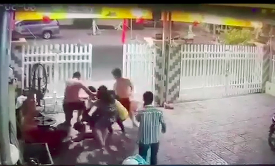 Khởi tố 2 công an say xỉn đánh người nhập viện-1