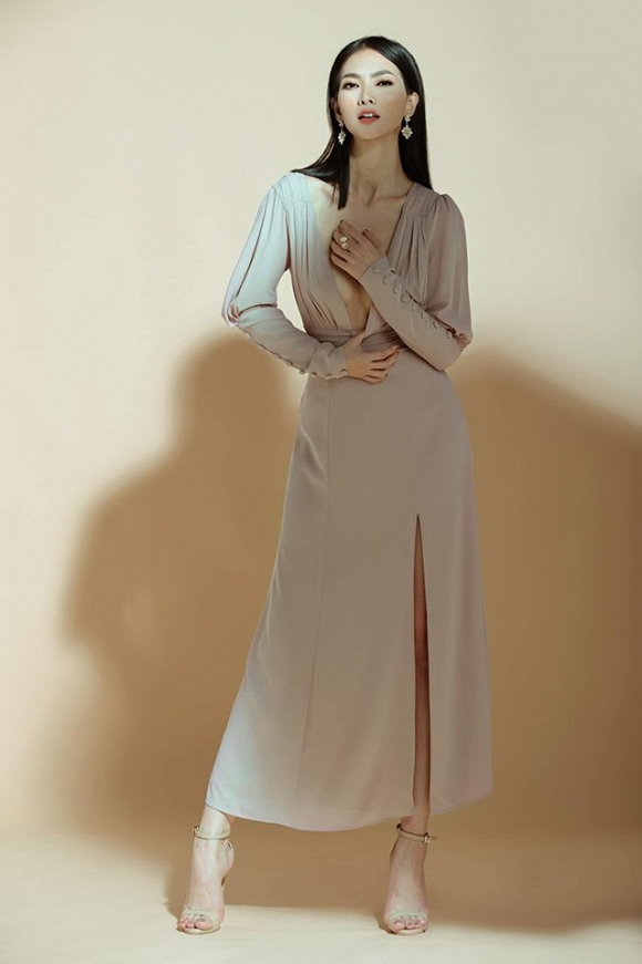 U40 Anh Thư gợi cảm với đầm cắt xẻ, khoe vòng một hờ hững-11