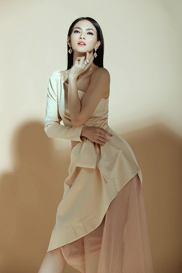 U40 Anh Thư gợi cảm với đầm cắt xẻ, khoe vòng một hờ hững-8