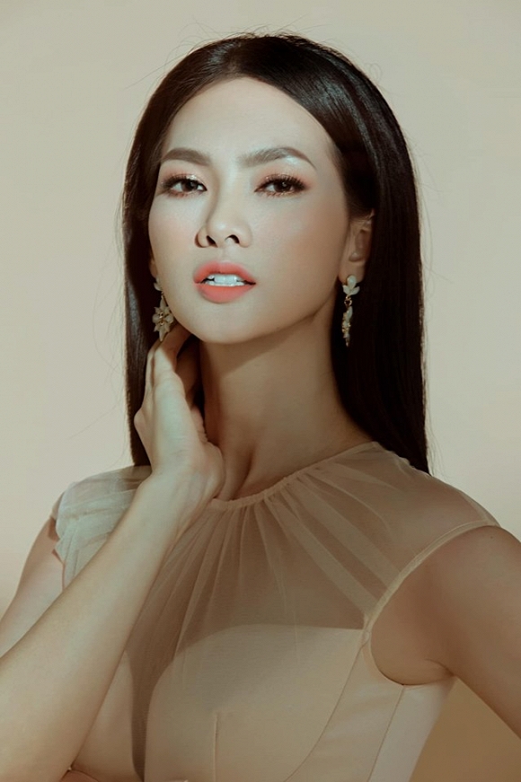 U40 Anh Thư gợi cảm với đầm cắt xẻ, khoe vòng một hờ hững-9