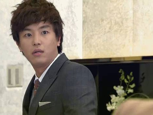 Đêm ấy, tôi lặng người khi phát hiện vợ quỳ lạy osin, lắng tai nghe thì phát hiện bí mật kinh hoàng-3