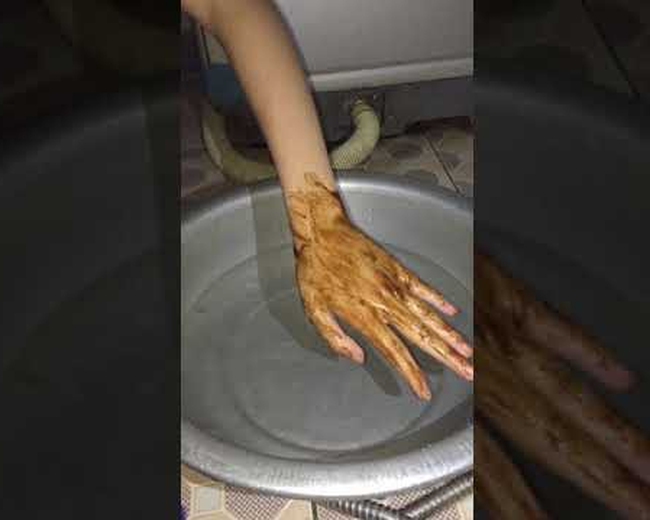 Choáng với độ liều của hội chị em: Tắm trắng gì mà bọc người như xác ướp thế kia?-5