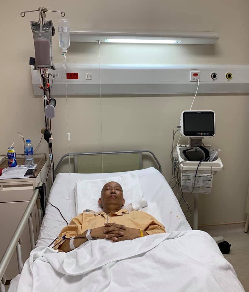 Không nhận ra nhạc sĩ Xuân Hiếu thư sinh ngày nào với hình ảnh đầu trọc lốc, da sạm màu vì xạ trị ung thư-3