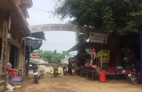 Cãi nhau vì dựng xe ở cổng chợ, dùng dao đâm chết bảo vệ-1