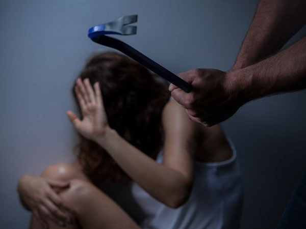 Xót xa bi kịch gia đình: Người đàn ông bắt cóc, cưỡng bức con gái, vợ chạy đến định can ngăn thì bị chồng giết chết luôn tại chỗ-1