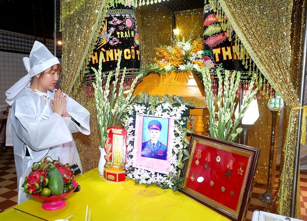 Phi Thanh Vân tiều tụy, ôm mẹ khóc trong đám tang cha ruột-8