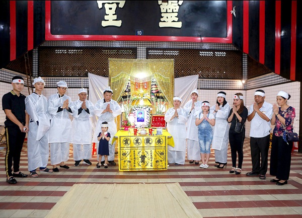 Phi Thanh Vân tiều tụy, ôm mẹ khóc trong đám tang cha ruột-9