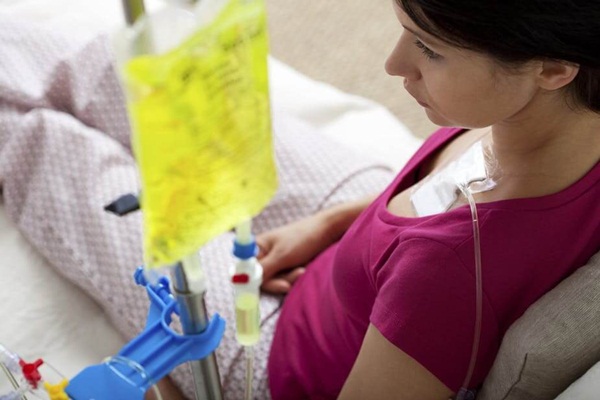 Bị ung thư vú nên phải hóa trị rụng hết tóc, còn ốm yếu không đi làm được, người phụ nữ rụng rời chân tay khi nghe tin... bác sĩ nhầm-1