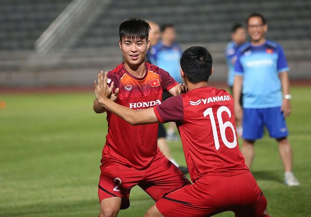 Quang Hải, Công Phượng cười tươi rói chờ đấu Thái Lan-10