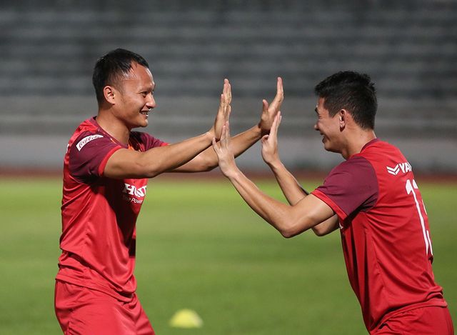Quang Hải, Công Phượng cười tươi rói chờ đấu Thái Lan-13