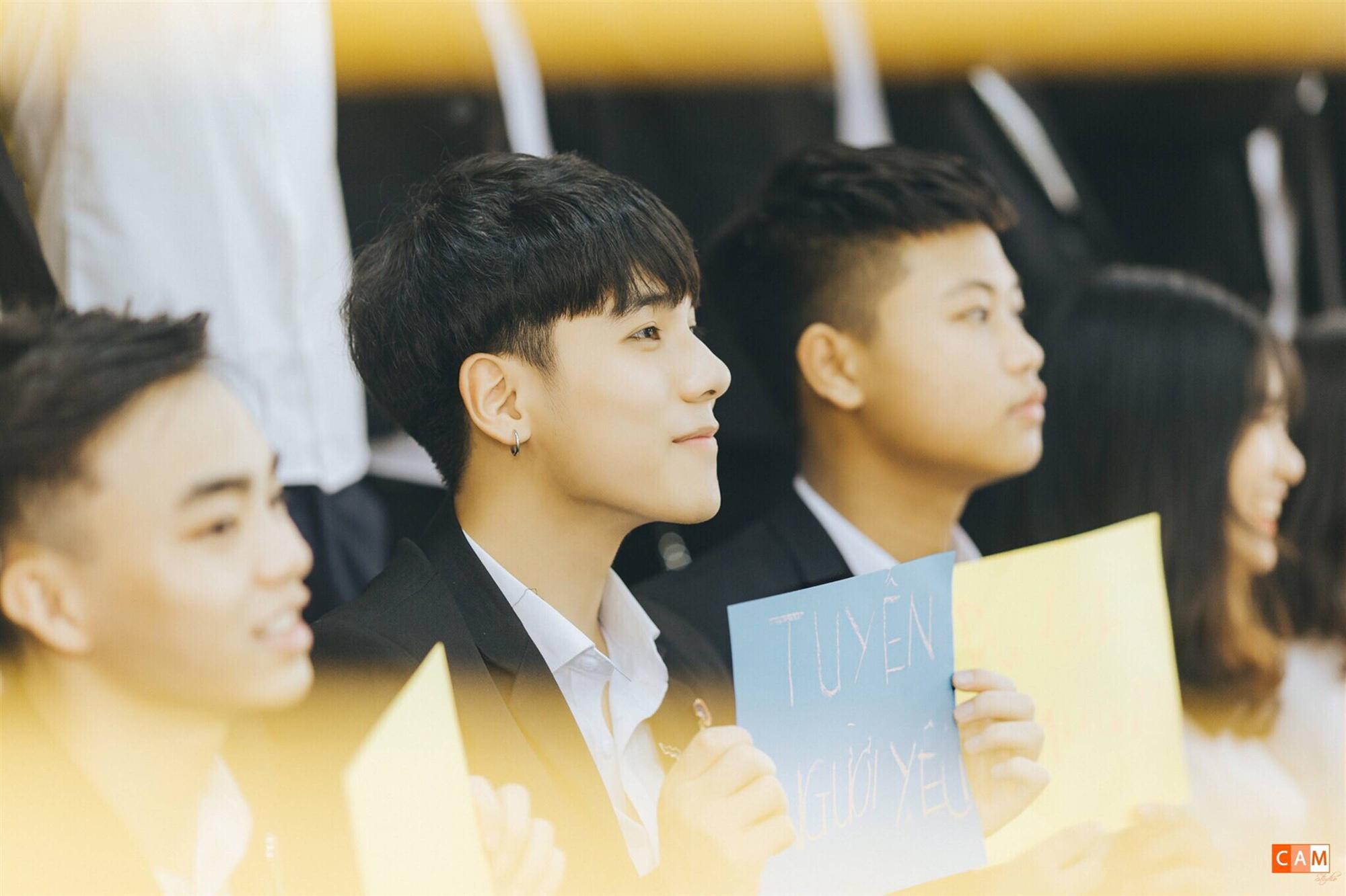 Giơ bảng Tuyển người yêu trong ảnh kỷ yếu, nam sinh 2001 khiến hội chị em đổ rầm rầm vì góc nghiêng hoàn hảo-1