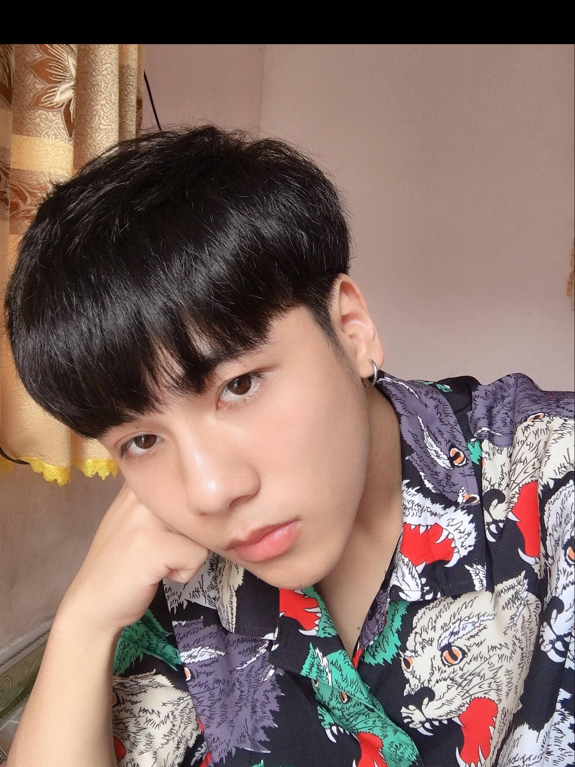 Giơ bảng Tuyển người yêu trong ảnh kỷ yếu, nam sinh 2001 khiến hội chị em đổ rầm rầm vì góc nghiêng hoàn hảo-2