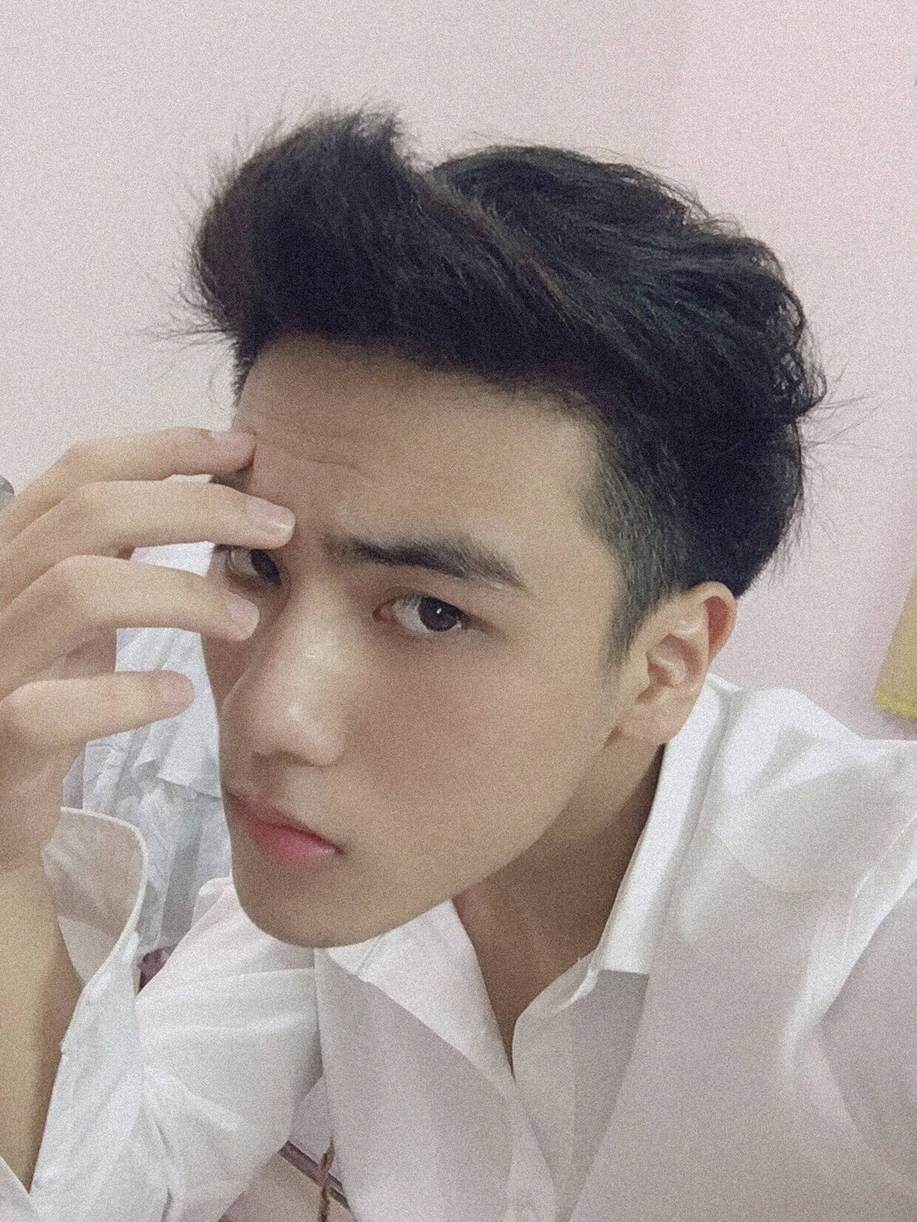 Giơ bảng Tuyển người yêu trong ảnh kỷ yếu, nam sinh 2001 khiến hội chị em đổ rầm rầm vì góc nghiêng hoàn hảo-3