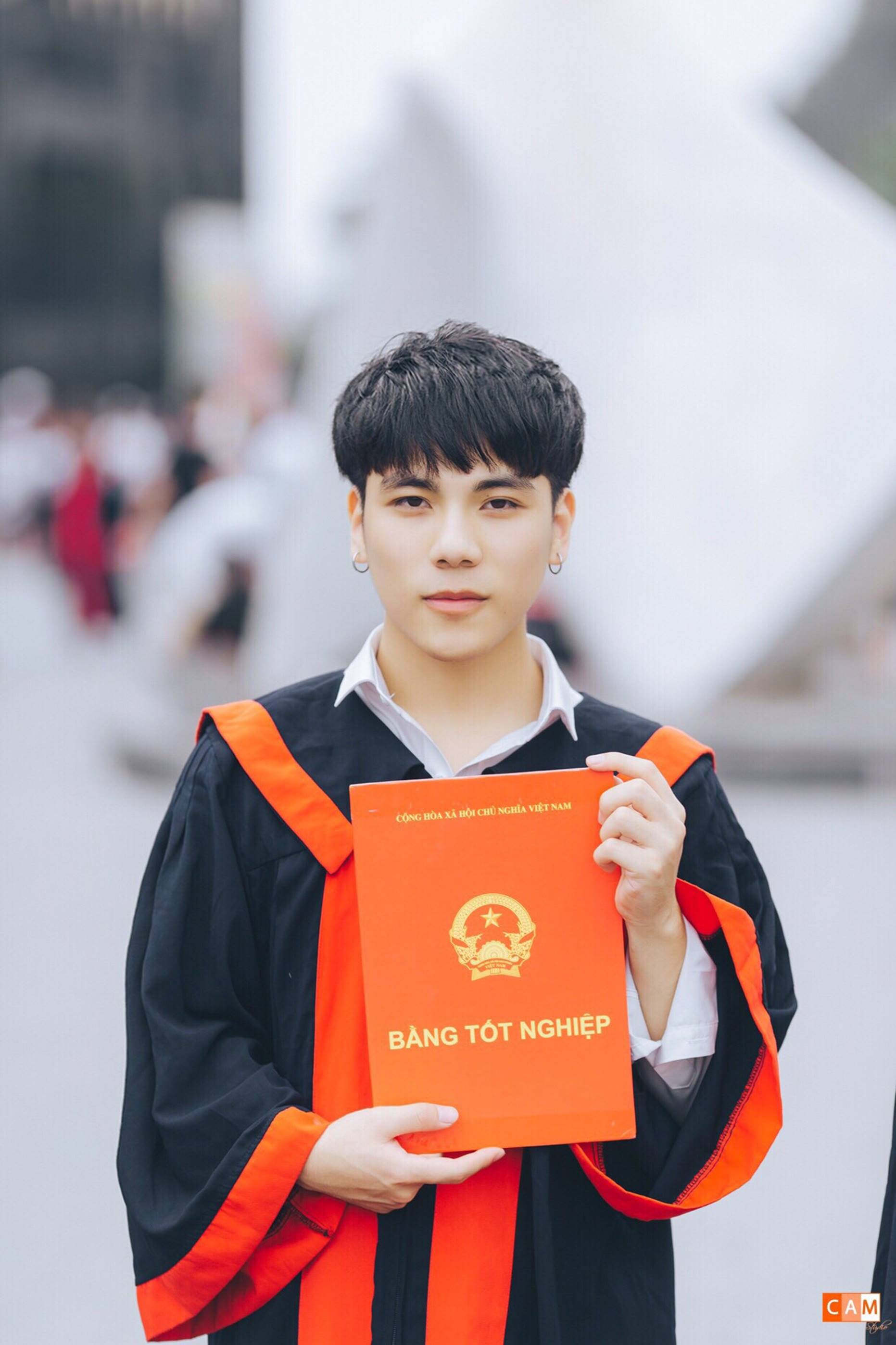 Giơ bảng Tuyển người yêu trong ảnh kỷ yếu, nam sinh 2001 khiến hội chị em đổ rầm rầm vì góc nghiêng hoàn hảo-4