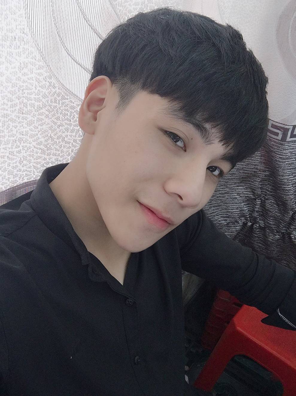 Giơ bảng Tuyển người yêu trong ảnh kỷ yếu, nam sinh 2001 khiến hội chị em đổ rầm rầm vì góc nghiêng hoàn hảo-12