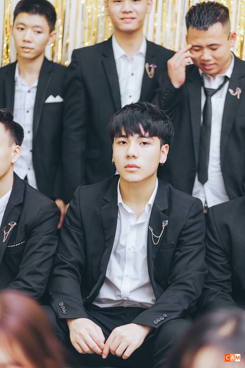 Giơ bảng Tuyển người yêu trong ảnh kỷ yếu, nam sinh 2001 khiến hội chị em đổ rầm rầm vì góc nghiêng hoàn hảo-5