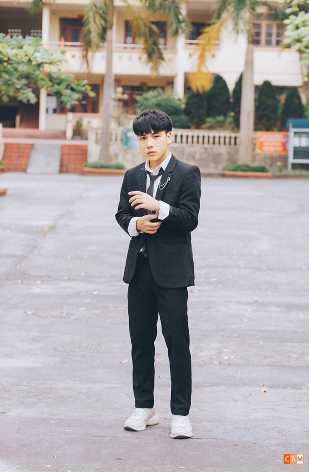 Giơ bảng Tuyển người yêu trong ảnh kỷ yếu, nam sinh 2001 khiến hội chị em đổ rầm rầm vì góc nghiêng hoàn hảo-6