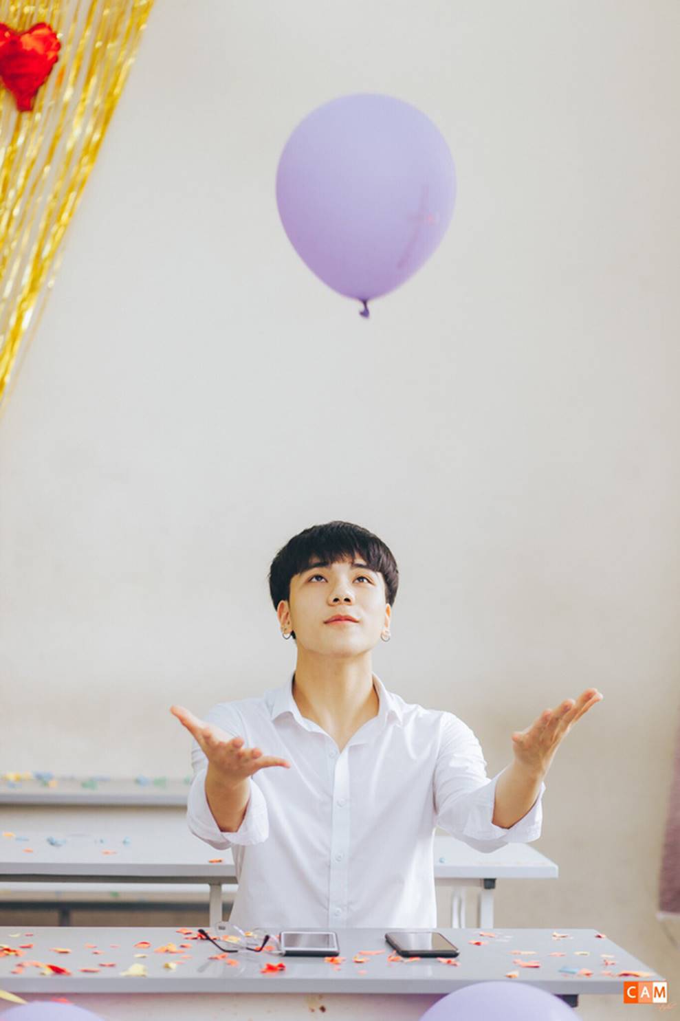 Giơ bảng Tuyển người yêu trong ảnh kỷ yếu, nam sinh 2001 khiến hội chị em đổ rầm rầm vì góc nghiêng hoàn hảo-7