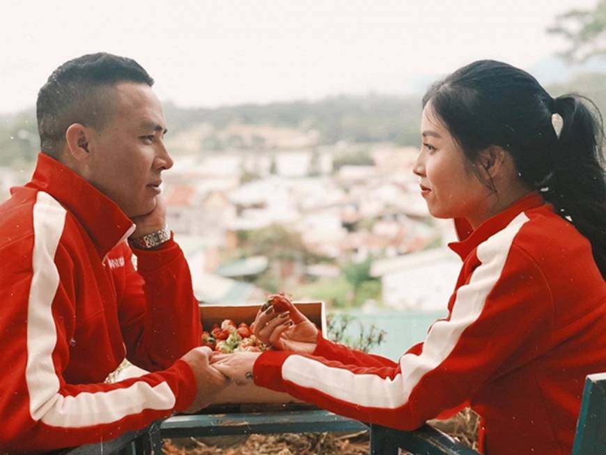 MC Hoàng Linh cùng bạn trai diện áo đôi trong loạt ảnh tình tứ tại Đà Lạt-1