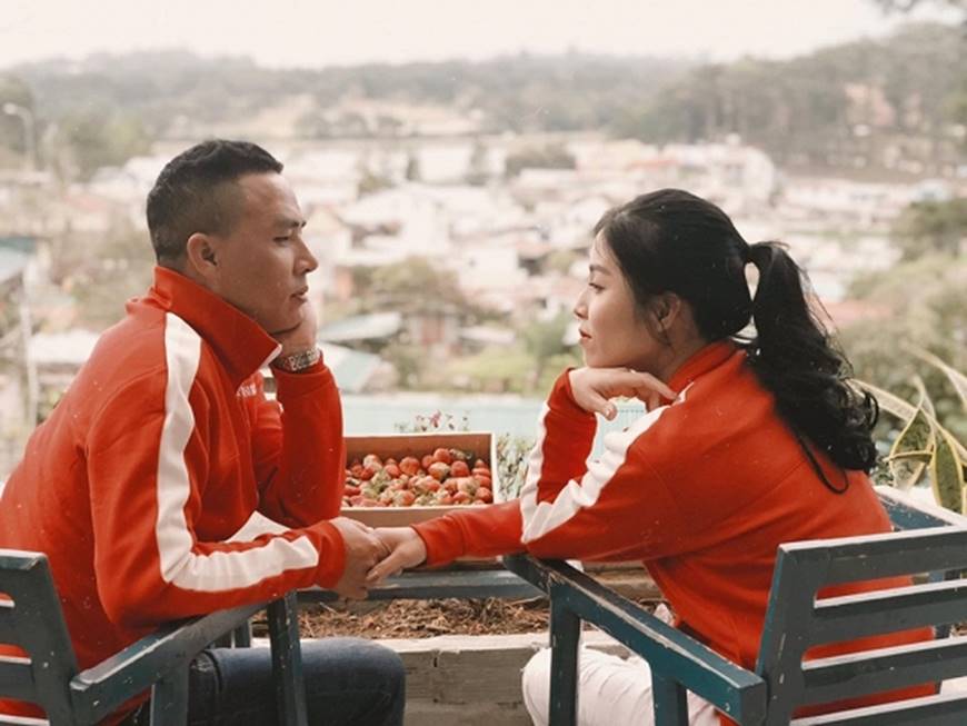 MC Hoàng Linh cùng bạn trai diện áo đôi trong loạt ảnh tình tứ tại Đà Lạt-2