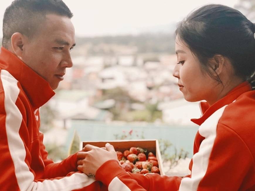 MC Hoàng Linh cùng bạn trai diện áo đôi trong loạt ảnh tình tứ tại Đà Lạt-3