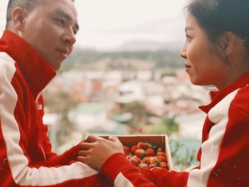 MC Hoàng Linh cùng bạn trai diện áo đôi trong loạt ảnh tình tứ tại Đà Lạt-4