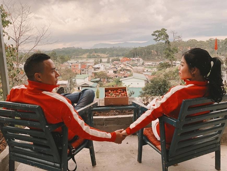 MC Hoàng Linh cùng bạn trai diện áo đôi trong loạt ảnh tình tứ tại Đà Lạt-6