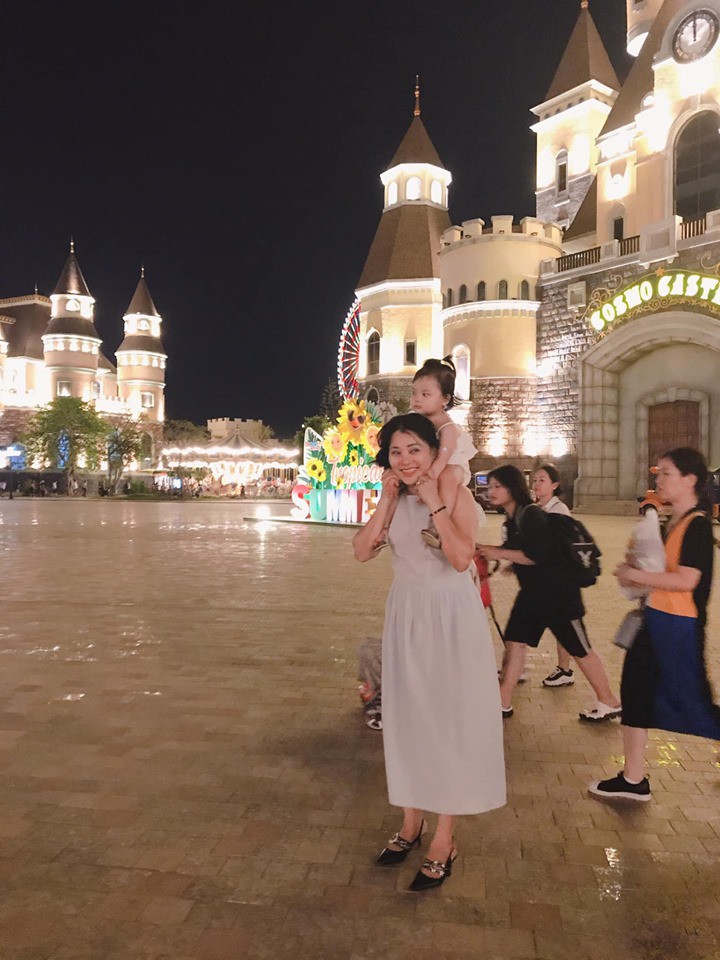 Khoe ảnh con gái đi du lịch, mẹ trẻ Hà Nội nhận cả ngàn lời khen vì... bà nội 50 tuổi quá trẻ đẹp-2