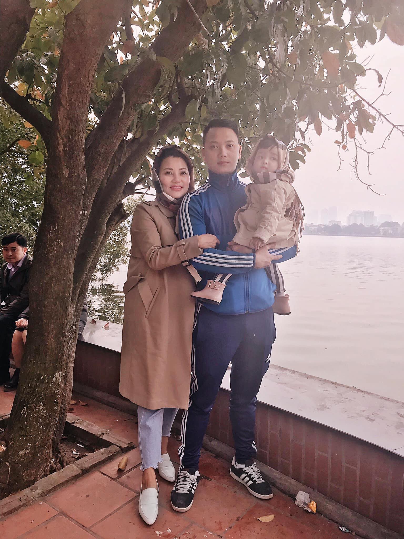 Khoe ảnh con gái đi du lịch, mẹ trẻ Hà Nội nhận cả ngàn lời khen vì... bà nội 50 tuổi quá trẻ đẹp-7