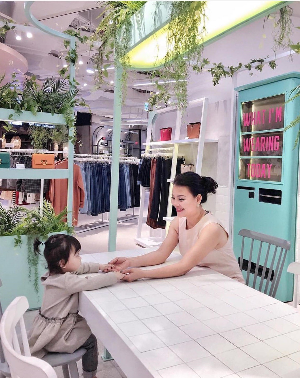 Khoe ảnh con gái đi du lịch, mẹ trẻ Hà Nội nhận cả ngàn lời khen vì... bà nội 50 tuổi quá trẻ đẹp-8