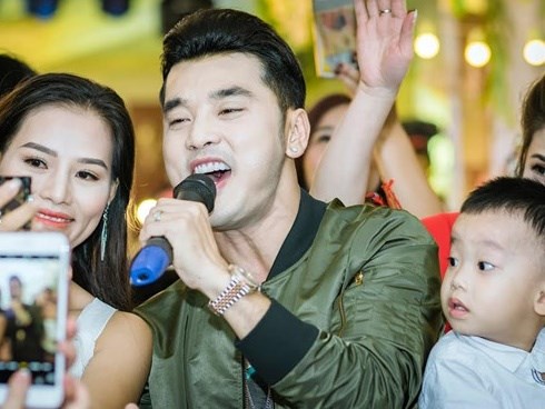 Những cách xử lý thông minh nhất khi sao Việt gặp sự cố sân khấu