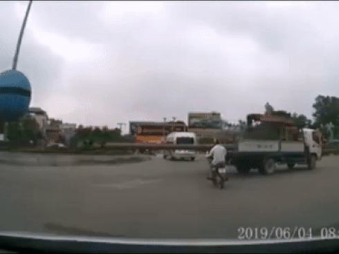 Cô gái suýt BAY ĐẦU vì bạn trai cố vượt rào chắn barie đường ray-1