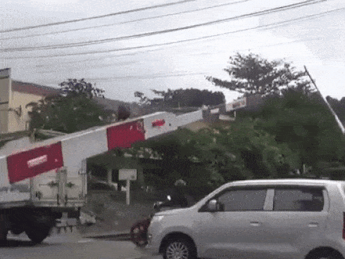 Cô gái suýt BAY ĐẦU vì bạn trai cố vượt rào chắn barie đường ray