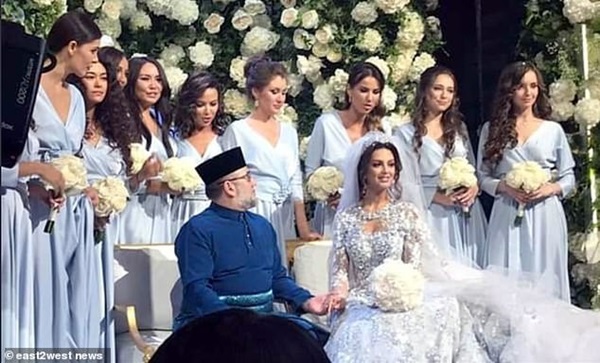 Cuộc sống thay đổi bất ngờ của nữ hoàng sắc đẹp Nga khi lấy cựu Quốc vương Malaysia hơn 24 tuổi, chấp nhận từ bỏ ngôi vị sau khi kết hôn-2