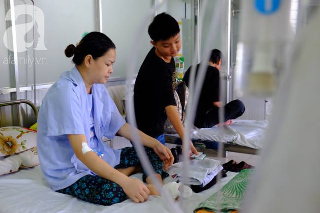 Không có bố, bé trai 12 tuổi nghỉ học, một mình vào viện chăm mẹ bị ung thư-1