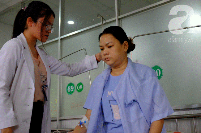 Không có bố, bé trai 12 tuổi nghỉ học, một mình vào viện chăm mẹ bị ung thư-5