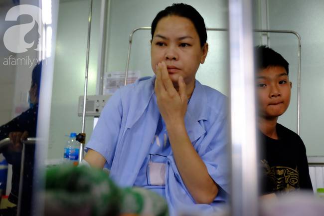 Không có bố, bé trai 12 tuổi nghỉ học, một mình vào viện chăm mẹ bị ung thư-3