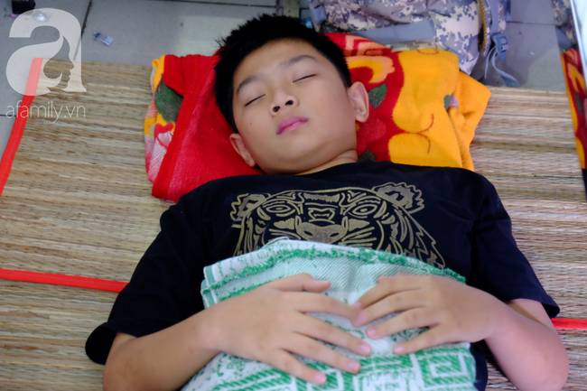 Không có bố, bé trai 12 tuổi nghỉ học, một mình vào viện chăm mẹ bị ung thư-10