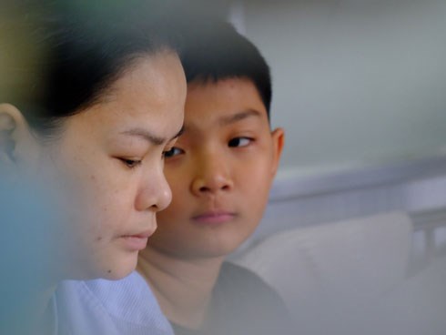 Không có bố, bé trai 12 tuổi nghỉ học, một mình vào viện chăm mẹ bị ung thư