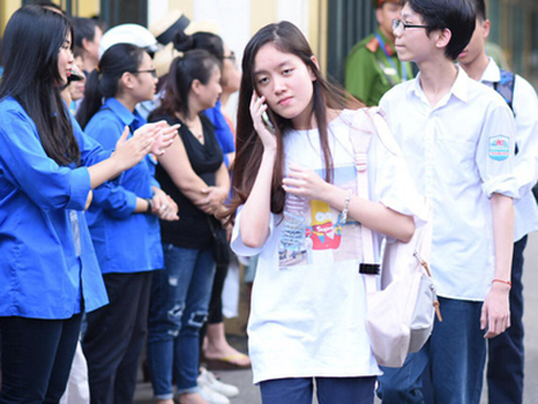 6400 học sinh Quảng Bình đội nắng 36 độ thi lại môn Văn: Quá vô lý vì lỗi của người ra đề và giám thị nhưng bọn em phải chịu trách nhiệm-12